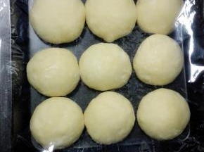 将小面团全部揉圆，放在烤盘内盖上保鲜膜静置松弛15分钟