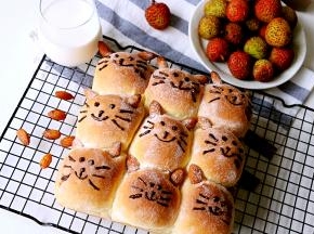 烤好后，取出晾凉。融化的黑巧克力装入裱花袋中，画上小猫表情即可！