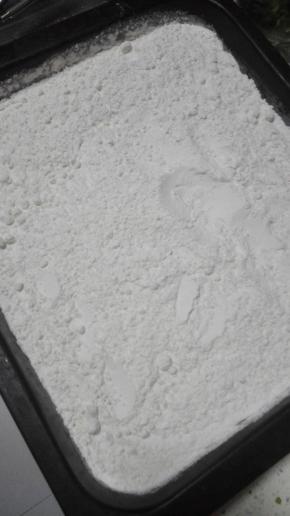 低粉平铺在烤盘上，放入烤箱中层，150度，上下火烘烤10分钟