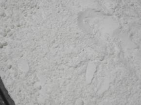 低粉平铺在烤盘上，放入烤箱中层，150度，上下火烘烤10分钟