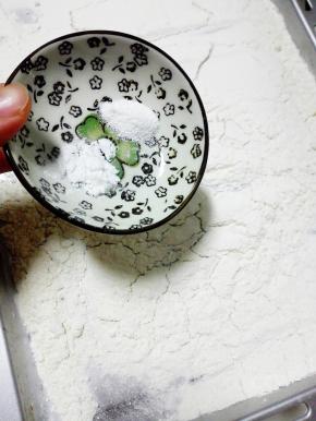 烤好的面粉取出放凉，和小苏打，泡打粉混合过筛