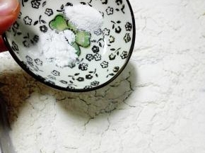 烤好的面粉取出放凉，和小苏打，泡打粉混合过筛