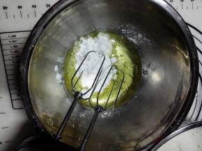 玉米油放入盆中，加入糖粉，用电动打蛋器低速搅打