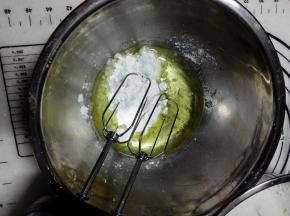 玉米油放入盆中，加入糖粉，用电动打蛋器低速搅打