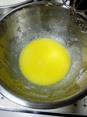 加入全蛋液，用电动打蛋器低速搅匀