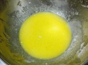 加入全蛋液，用电动打蛋器低速搅匀