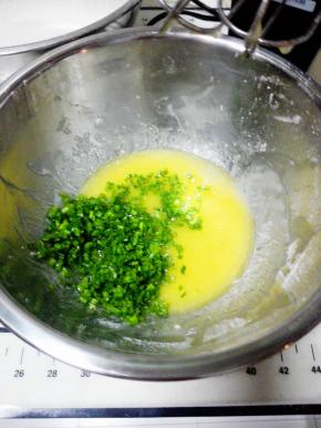 加入切碎的香葱碎，用刮刀拌匀