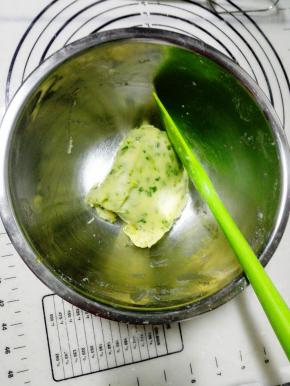 用刮刀拌匀，成面团状