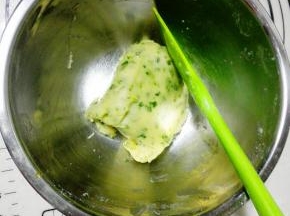 用刮刀拌匀，成面团状