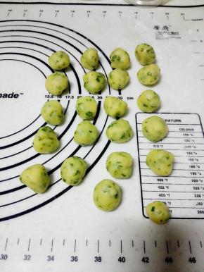 将面团分成10克一个，搓成小球