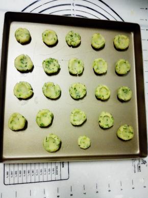 小球放在烤盘上，用食指在面团上压下一个手指印