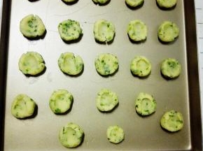 小球放在烤盘上，用食指在面团上压下一个手指印