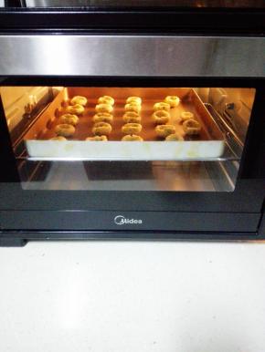 烤盘放入预热好的烤箱，中层，180度，20分钟，至表面微微上色