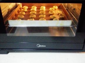 烤盘放入预热好的烤箱，中层，180度，20分钟，至表面微微上色