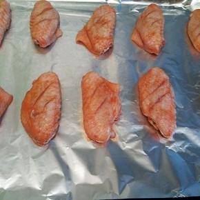 烤盘铺锡箔纸，放上鸡翅，