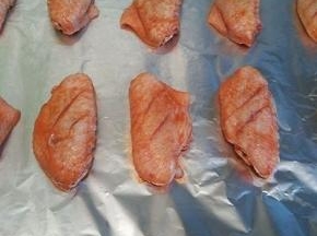 烤盘铺锡箔纸，放上鸡翅，