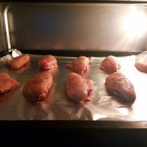 烤箱200度预热10分钟，中层，上下火200度，烤20分钟，烤到10分钟的时候翻一个面，鸡翅表面刷一层油，（也可以刷稀释过的蜂蜜水）这样烤好有光泽！