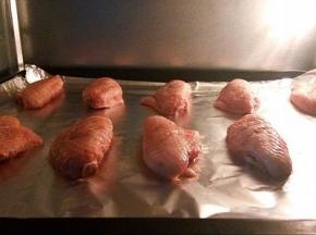 烤箱200度预热10分钟，中层，上下火200度，烤20分钟，烤到10分钟的时候翻一个面，鸡翅表面刷一层油，（也可以刷稀释过的蜂蜜水）这样烤好有光泽！