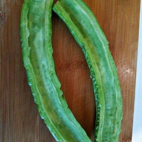 将苦瓜切开掏出瓤洗净，