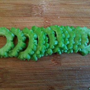 然后将苦瓜切成片，注意不要太厚