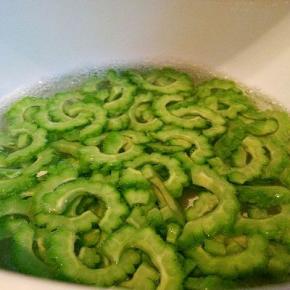 水开，加点盐，焯水过一下，捞出，