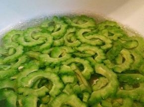 水开，加点盐，焯水过一下，捞出，