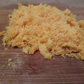 熟咸蛋黄用刀背轻轻压一下，剁碎一下，