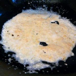 锅里放少许油，油温热一点，放咸蛋黄炒，炒出泡泡，