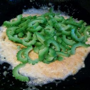 加焯好水的苦瓜，