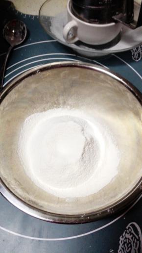 低粉140克和糖粉45克混合过筛