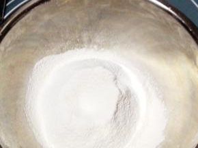 低粉140克和糖粉45克混合过筛