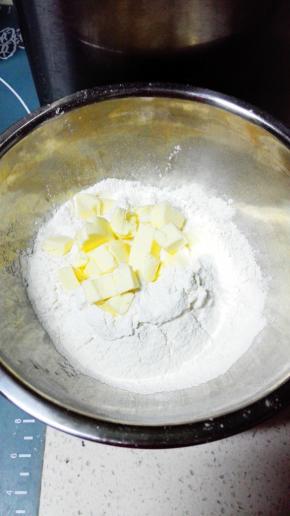 将软化好的黄油放在过筛好的低粉上