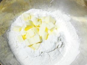 将软化好的黄油放在过筛好的低粉上
