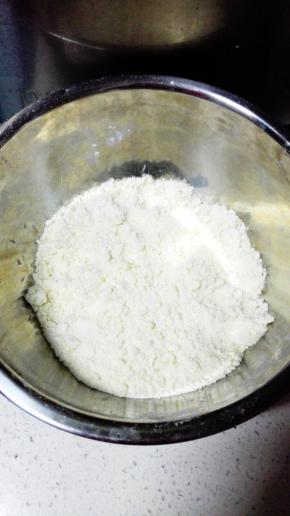 用手捏成面包糠状