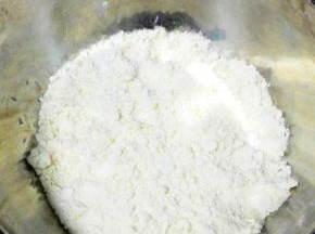 用手捏成面包糠状