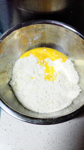 加入鸡蛋液，拌匀