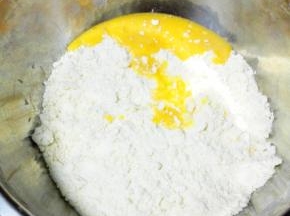 加入鸡蛋液，拌匀