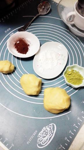 捏好的面团，分成135克，85克，40克三个面团