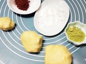 捏好的面团，分成135克，85克，40克三个面团