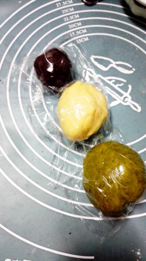 三个面团分别加入抹茶粉，低粉，可可粉，并揉匀，盖上保鲜膜，抹茶面团，我原味面团，可可面团完成