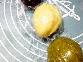 三个面团分别加入抹茶粉，低粉，可可粉，并揉匀，盖上保鲜膜，抹茶面团，我原味面团，可可面团完成
