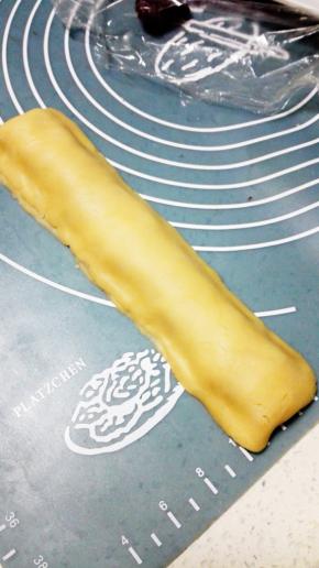 把剩余的所有原味面团搓圆按扁后，覆盖在眼睛上，全部覆盖