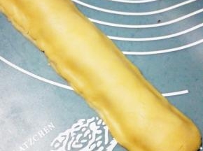 把剩余的所有原味面团搓圆按扁后，覆盖在眼睛上，全部覆盖