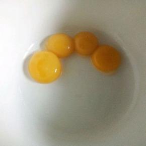 我用的4个鸡蛋，总重量238.5克，先将鸡蛋的蛋黄和蛋白分开，盛蛋白的碗需要无油无水，