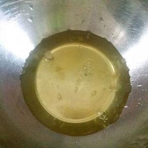 蛋清的碗里不能有一滴蛋黄，否则不好打发。