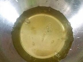 蛋清的碗里不能有一滴蛋黄，否则不好打发。