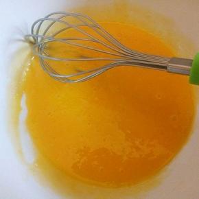 蛋黄用打蛋器打均匀，