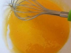 蛋黄用打蛋器打均匀，