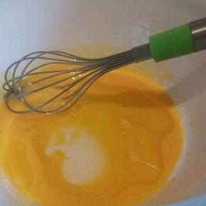 加入玉米油(或葵花籽油等无味的植物油)，用打蛋器搅打到混合均匀，