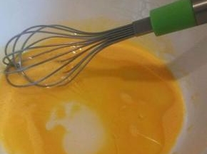 加入玉米油(或葵花籽油等无味的植物油)，用打蛋器搅打到混合均匀，